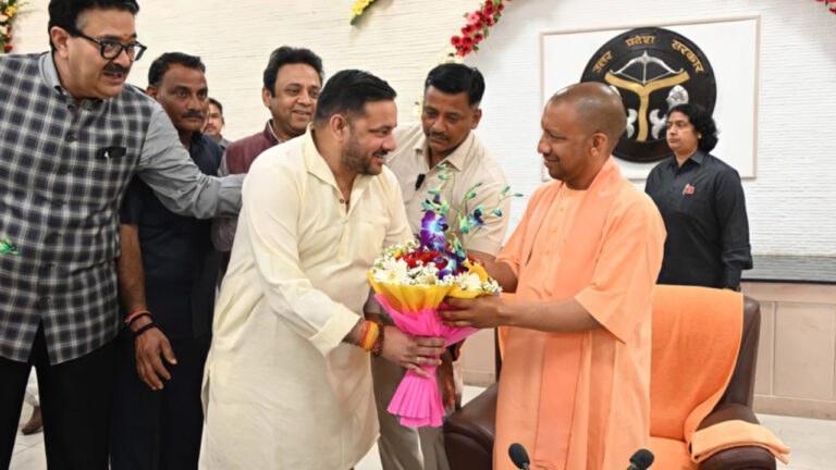 सीएम योगी और हिंदूवादी नेता देवेंद्र तिवारी को 'बम' से उड़ाने की धमकी, जांच में जुटी पुलिस