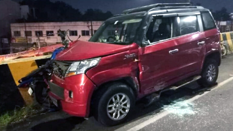 नागपुर में कार और बाइक में भीषण टक्कर, उछलकर पुल से नीचे गिरे चार सवार, की मौके पर हुई मौत!
