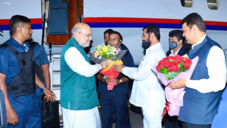 अमित शाह पहुंचे मुंबई, एयरपोर्ट पर सीएम शिंदे, डिप्टी सीएम फडणवीस ने किया स्वागत