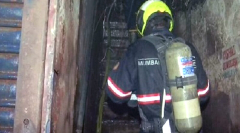 ठाणे की 18 मंजिला इमारत में लगी आग, 10 लोगों को बचाया गया