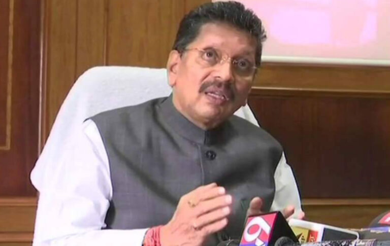 दिवाली के बाद महाराष्ट्र में फूटेगा ‘बम’? पर शिंदे गुट के दीपक केसरकर का उद्धव ठाकरे पर हमला