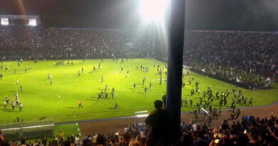 इंडोनेशिया में मौत का खेल बना फुटबॉल मैच; स्टेडियम में 129 लोगों की मौत! कई घायल
