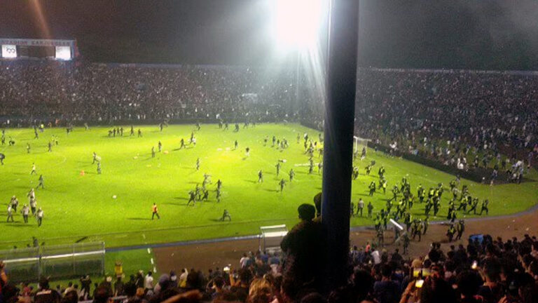 इंडोनेशिया में मौत का खेल बना फुटबॉल मैच; स्टेडियम में 129 लोगों की मौत! कई घायल