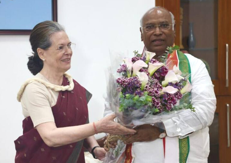 मल्लिकार्जुन खड़गे बने कांग्रेस पार्टी के राष्ट्रीय अध्यक्ष, बोले- पार्टी में कोई भी बड़ा या छोटा नहीं, हमें एकजुट होकर लड़ना होगा