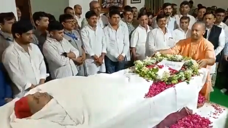 कल शाम 3 बजे राजकीय सम्मान के साथ होगा ‘नेताजी’ का अंतिम संस्कार, पीएम मोदी पहुंचेंगे सैफई, सीएम योगी ने दी श्रद्धांजलि, कल देंगे अंतिम विदाई!