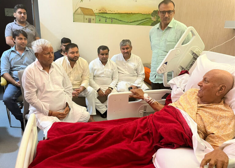 मुलायम की स्थिति नाजुक, अखिलेश को देख फूटकर रोया सपा समर्थक, कहा- नेताजी को बचा लीजिए, दुआओं का दौर जारी