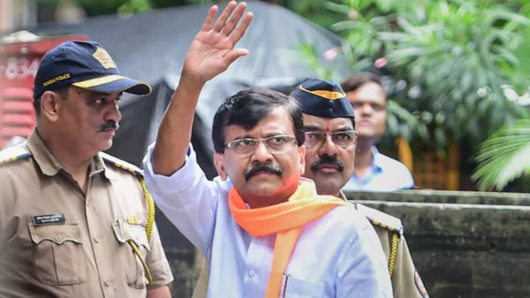 संजय राउत ने मां को लिखी चिट्ठी में लगाया आरोप- शिवसेना को धोखा नहीं दिया तो भेज दिया गया जेल!