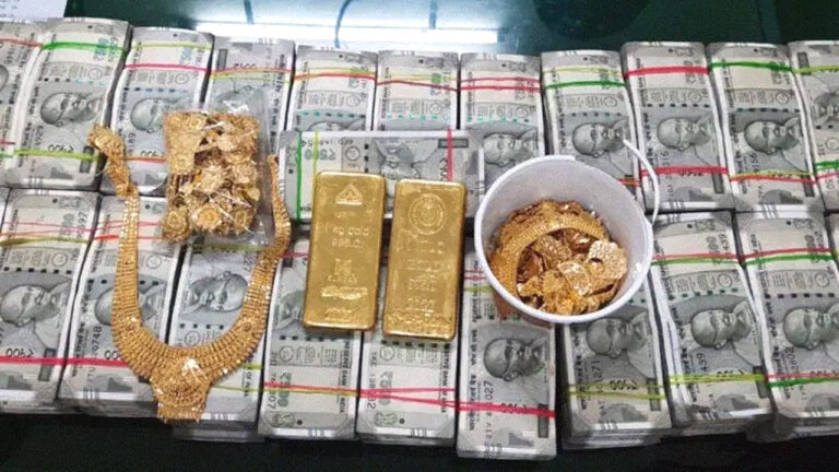 टिटवाला रेलवे स्टेशन पर यात्री के बैग से 1.71 करोड़ रुपये और सोने के दो बिस्किट बरामद