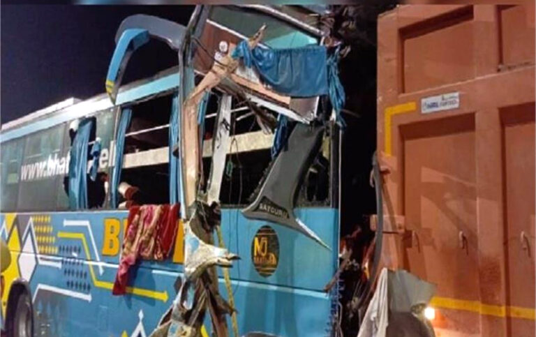 यूपी में आगरा-लखनऊ एक्सप्रेस-वे पर भीषण हादसा, बस और कंटेनर की टक्कर में चार की मौत, 42 गंभीर रूप से घायल