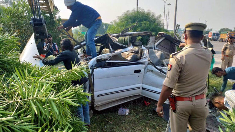 यूपी के हंडिया-उतरांव के बीच भीषण सड़क हादसा: बिजली के खंभे से टकराई बेकाबू कार, 6 लोगों की मौत! कई की हालत गंभीर