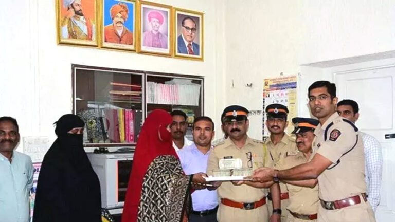 मुंबई पुलिस की सराहनीय कार्रवाई: बैग में 15 लाख कैश, टैक्सी में भूली केन्याई महिला; पुलिस ने तुरंत लौटाया!