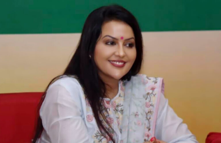 अमृता फडणवीस नहीं लेंगी ट्रैफिक क्लीयरेंस वाहन