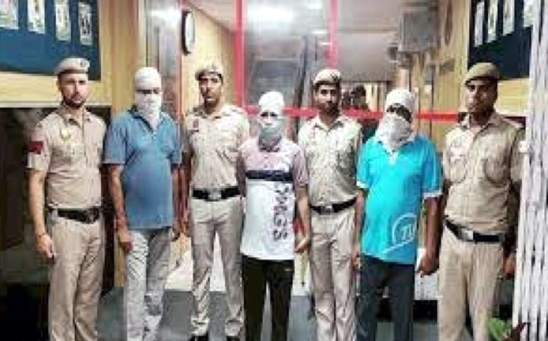 मुंबई में फिल्मी स्टाइल में लाखों की लूट कर UP भागे बदमाशों को पुलिस ने जाल बिछाकर किया गिरफ्तार