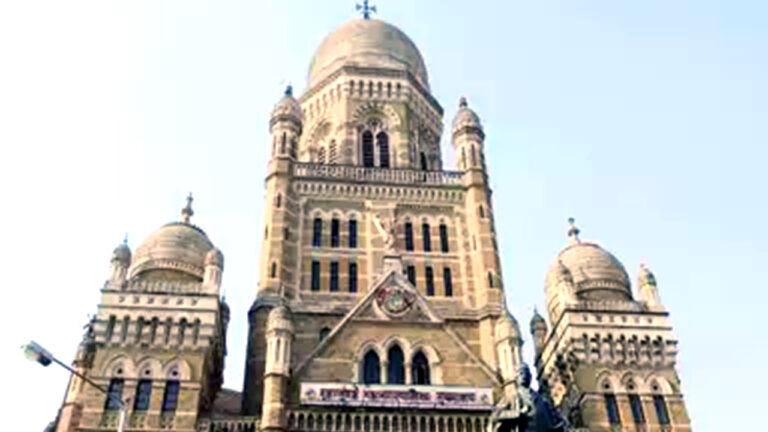 मलाड के मालवणी इलाके में ठेकेदार ने किया दोयम दर्जे का काम, बीएमसी ने ठोका 50 हजार का जुर्माना..