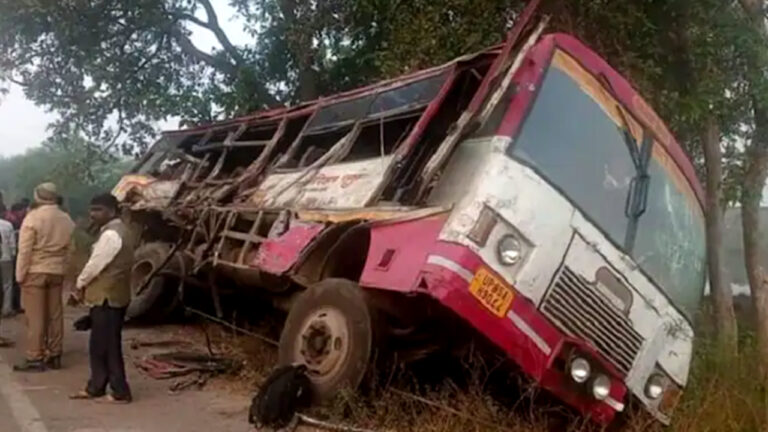 यूपी के बहराइच में रोडवेज बस और ट्रक में भीषण टक्कर; 6 लोगों की मौत,15 यात्री घायल