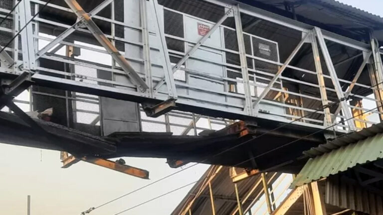 चंद्रपुर: बल्लारशाह रेलवे स्टेशन पर फ़ुटओवर ब्रिज का एक हिस्सा गिरा, महिला टीचर की मौत! 5 घायल