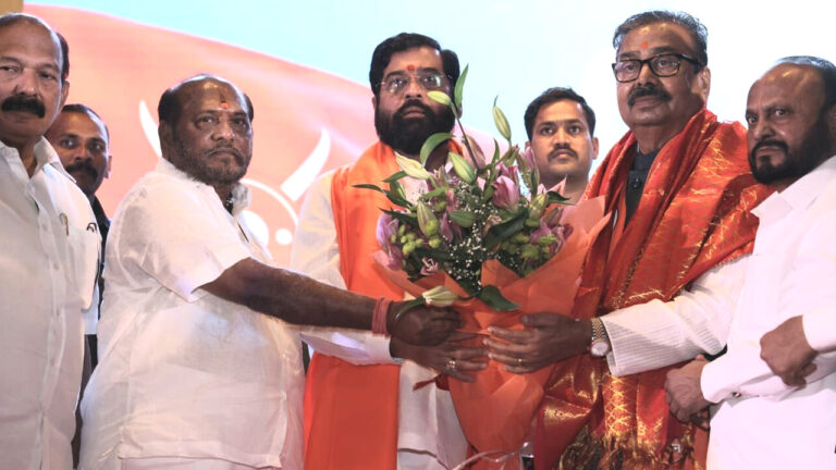 उद्धव ठाकरे गुट को एक और झटका; सांसद गजानन कीर्तिकर शिंदे गुट में हुए श‍ामिल