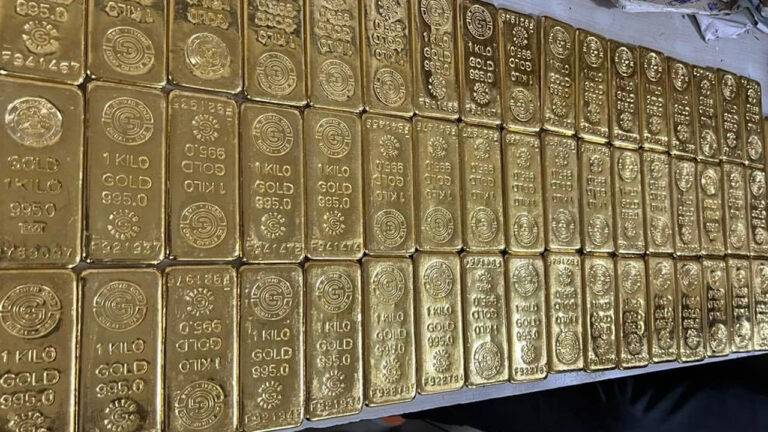 कस्टम की बड़ी कार्यवाई: बेल्ट से बांधकर लाए थे 32 करोड़ का 61 किलो सोना; दो महिला समेत सात लोग गिरफ्तार