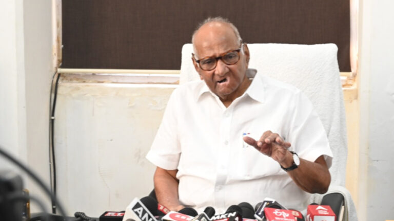 शिंदे सरकार पर जमकर बरसे शरद पवार, बोले- गुजरात में इलेक्शन है…तो महाराष्ट्र में छुट्टी क्यों?