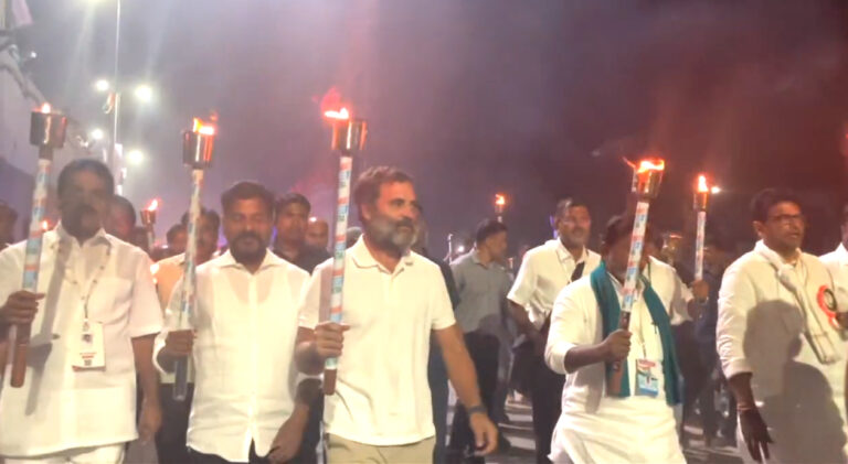 महाराष्ट्र पहुंची कांग्रेस की ‘भारत जोड़ो यात्रा’, एक हाथ में थी जलती हुई मशाल तो दूसरे में शान से फहरता तिरंगा