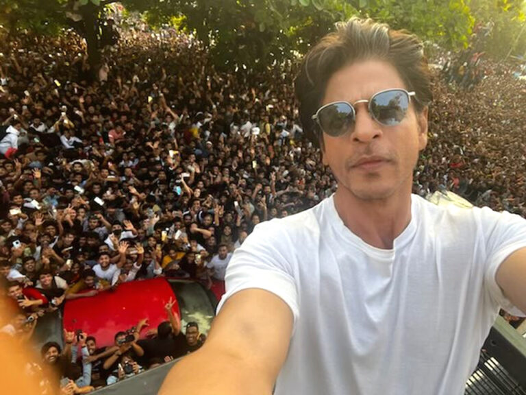 शाहरुख खान के 57वें जन्मदिन पर प्रशंसकों जमावड़ा; ‘मन्नत’ की बालकनी पर आकर फैन्स से मिले किंग खान