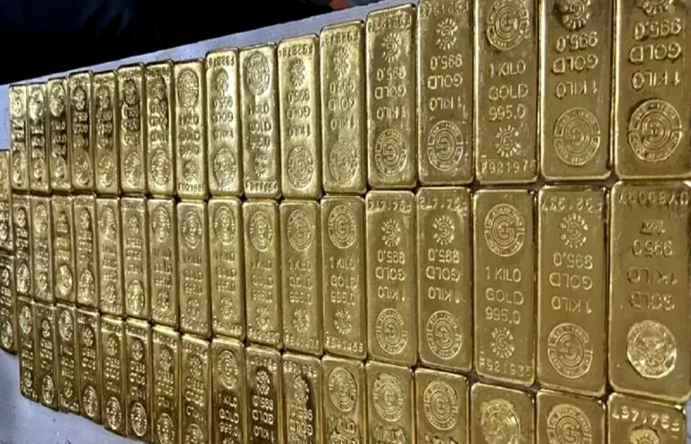 मुंबई एयरपोर्ट पर 61 किलो सोने के साथ 7 यात्री गिरफ्तार; कीमत 32 करोड़