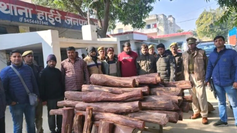'पुष्पा' मूवी देख लाल चंदन की तस्करी: पुलिस ने 7 तस्करों को किया गिरफ्तार, एक करोड़ की लकड़ी बरामद