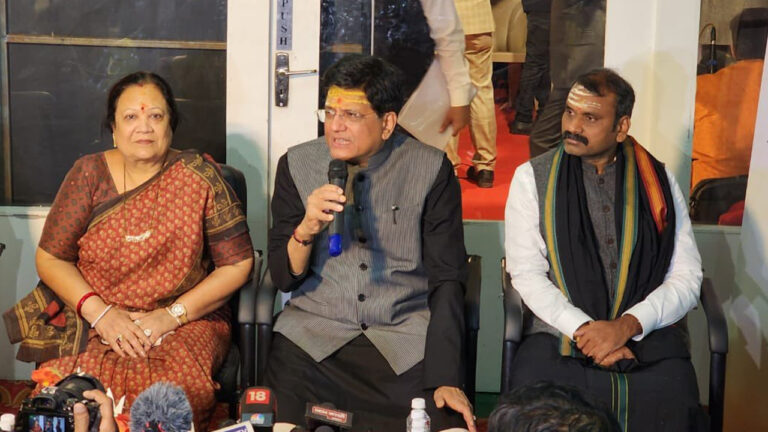 वाराणसी पहुंचे पीयूष गोयल