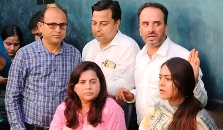 मीडिया के सामने आया शीजान का परिवार, दरगाह-हिजाब और गिफ्ट को लेकर तुनिषा की मां के दावों पर कही ये बातें…