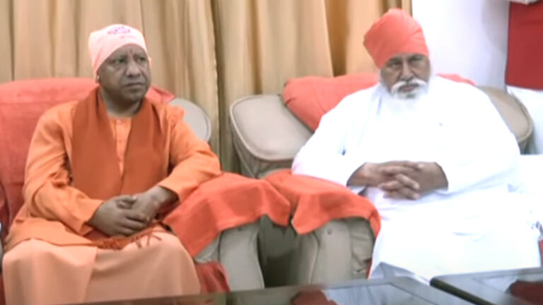रविदास मंदिर पहुंचे सीएम योगी, सेवादारों ने सीएम योगी को बांधा रुमाल