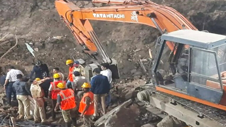 ठाणे के नौपाड़ा इलाके में नींव की मिट्टी ढहने से मलबे में दबे दो मजदूरों की मौत! एक की हालत गंभीर