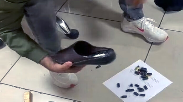 मुंबई: अंडरवियर-जूतों की सोल में छिपाकर लाए 3 किलो गोल्ड, कस्टम के अफसरों ने दबोचा, 1.4 करोड़ है कीमत