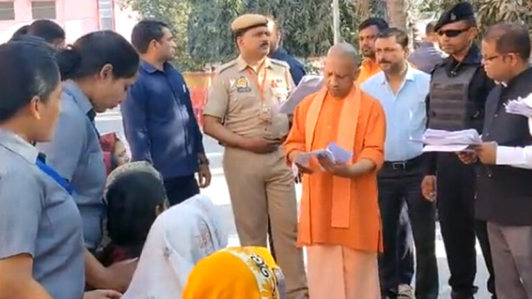 सीएम योगी बोले- ऐसा सबक सिखाएं कि भू-माफिया कांप जाएं; किसी तरह की लापरवाही बर्दाश्त नहीं