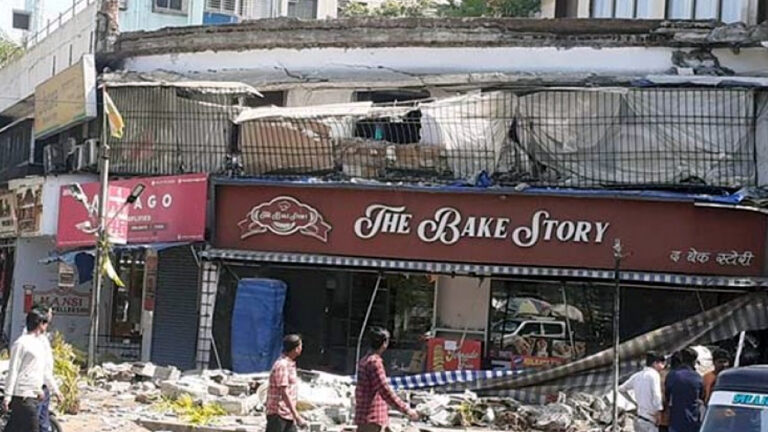 मुंबई: अंधेरी यारी रोड पर इमारत का छज्जा गिरा, मलबे में दबकर 5 जख्मी