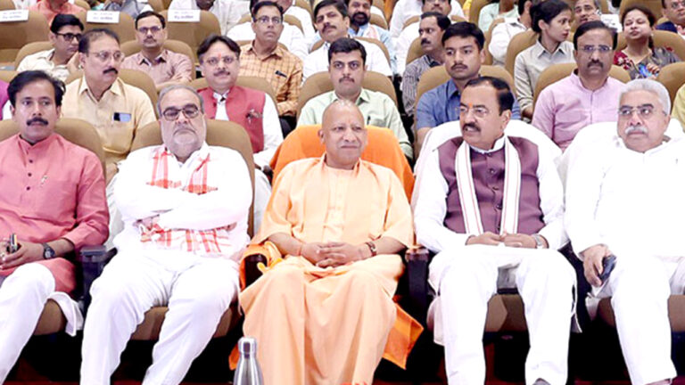 लखनऊ के लोकभवन में मुख्यमंत्री योगी आदित्यनाथ कैबिनेट के सदस्यों के साथ कट्टरवाद व अंतरराष्ट्रीय आतंकी षड्यंत्र की सत्य घटनाओं पर आधारित फिल्म 'द केरल स्टोरी' का अवलोकन करते हुए