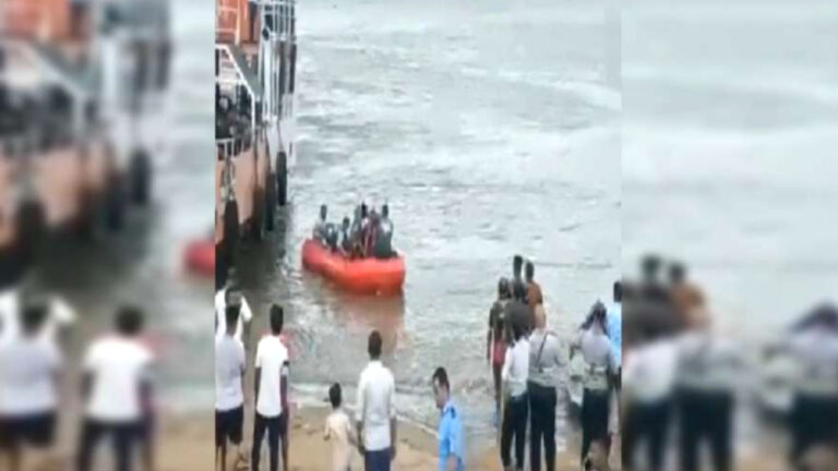 मुंबई के मार्वे बीच पर नहाने गए 5 लड़के डूबे, दो को बचाया गया, नौसेना ने शुरू किया तलाशी अभियान