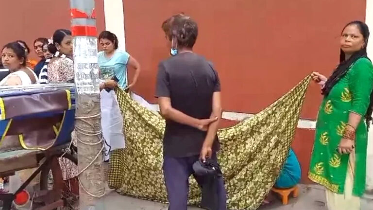 Lucknow woman gave birth to a child in front of rajbhawan