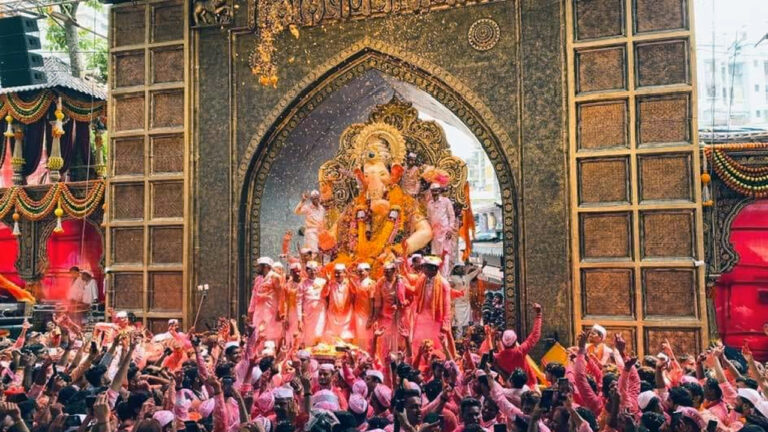 करोड़ों की संख्या में गणेशभक्तों ने किया बप्पा का दर्शन; ‘लालबाग के राजा’ की विदाई के लिए सड़कों पर उमड़ा जनसैलाब!