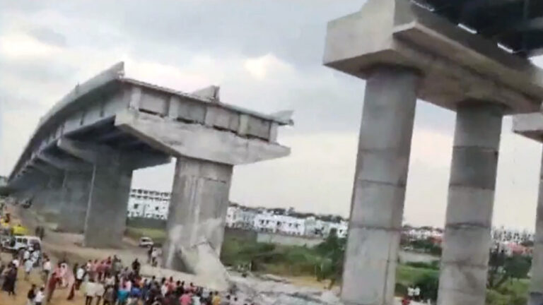 गुजरात में भरभराकर गिरा निर्माणाधीन पुल, एक की मौत, कई लोगों के दबे होने की आशंका