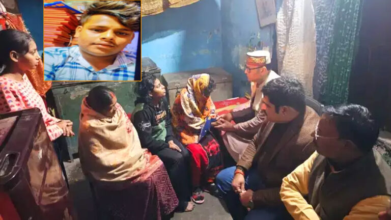 Varanasi: कृष्ण के घर पहुंचे विधायक, शोक संतप्त परिजनों को बंधाया ढांढस, बोले- जल्द पकड़े जाएंगे सभी आरोपित