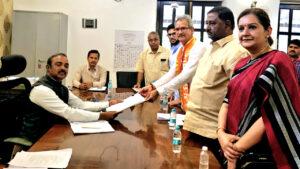 सोमवार को दक्षिण मध्य मुंबई लोकसभा सीट से चुनाव लड़ रहे शिवसेना (UBT) के उम्मीदवार अनिल देसाई ने नामांकन दाखिल किया।