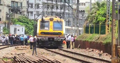 Mumbai सीएसएमटी पर पटरी से उतरा लोकल ट्रेन का डिब्बा