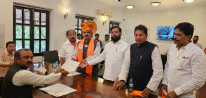 सोमवार को दक्षिण मध्य मुंबई लोकसभा सीट से चुनाव लड़ रहे शिवसेना (शिंदे गुट) के उम्मीदवार राहुल शेवाले ने नामांकन दाखिल किया।