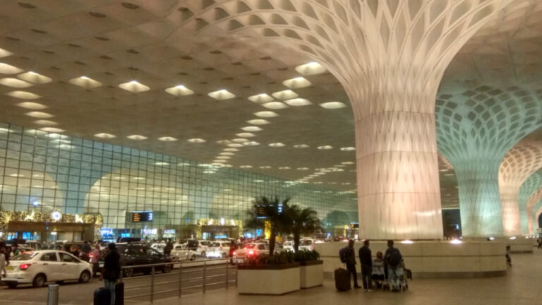 मुंबई अंतरराष्ट्रीय हवाई अड्डे पर 8.37 करोड़ रुपये का सोना, इलेक्ट्रॉनिक सामान जब्त, दस गिरफ्तार