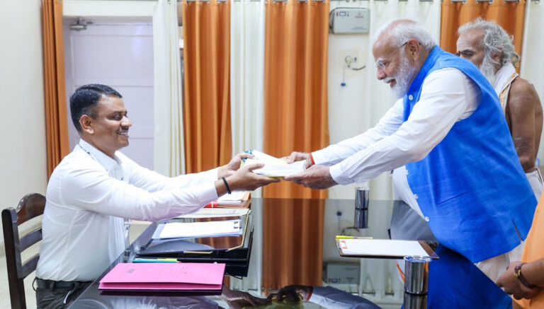 पीएम मोदी ने वाराणसी से नामांकन किया दाखिल, सीएम योगी, सीएम शिंदे सहित ये दिग्गज नेता रहे मौजूद