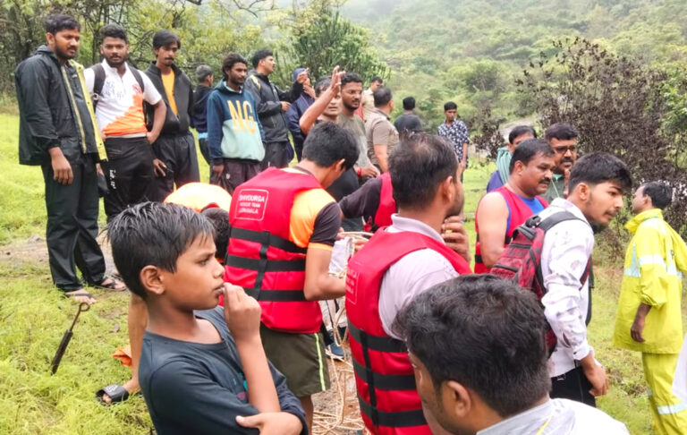 Lonavala: में बड़ा हादसा, झरने में डूबने से महिला और चार बच्चों की मौत!