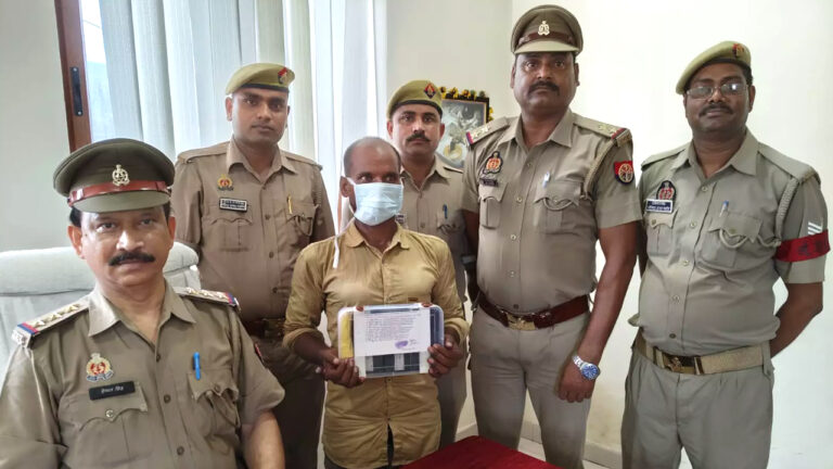 Varanasi: कैंट जीआरपी ने चेकिंग के दौरान मोबाइल चोर को पकड़ा, चोरी के 14 मोबाइल बरामद