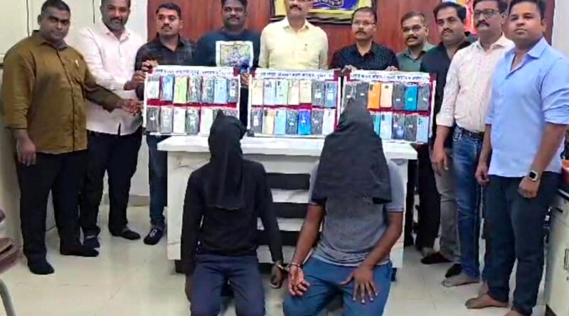 कल्याण रेलवे पुलिस ने दो शातिर चोरों को किया गिरफ्तार, 42 मोबाइल बरामद