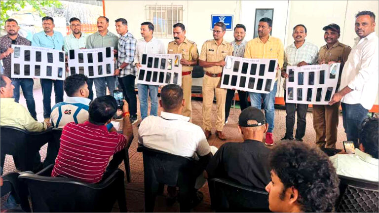 मुंबई पुलिस ने ढूंढ निकाले चोरी के 55 मोबाइल फोन, शिकायतकर्ताओ को लौटाए