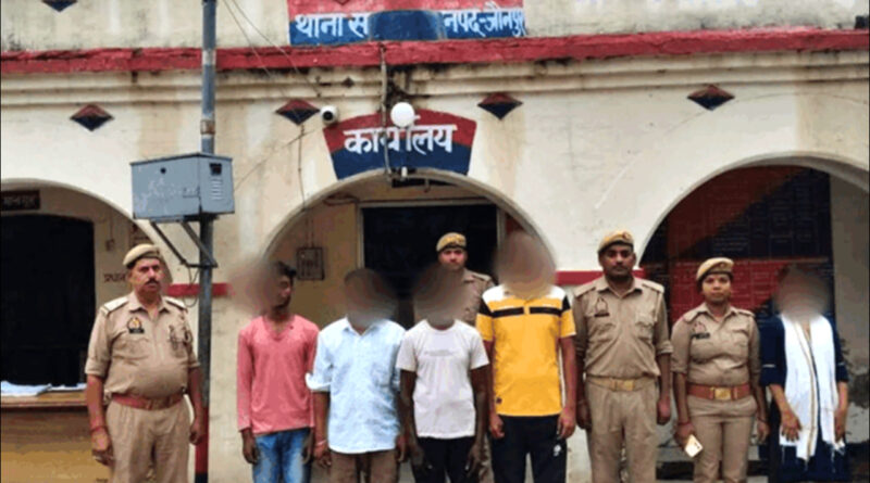 Jaunpur: जब गांव वालों ने पुलिस टीम को बनाया बंधक; सिपाही ने पिस्‍टल लहराकर बचाई साथियों की जान!